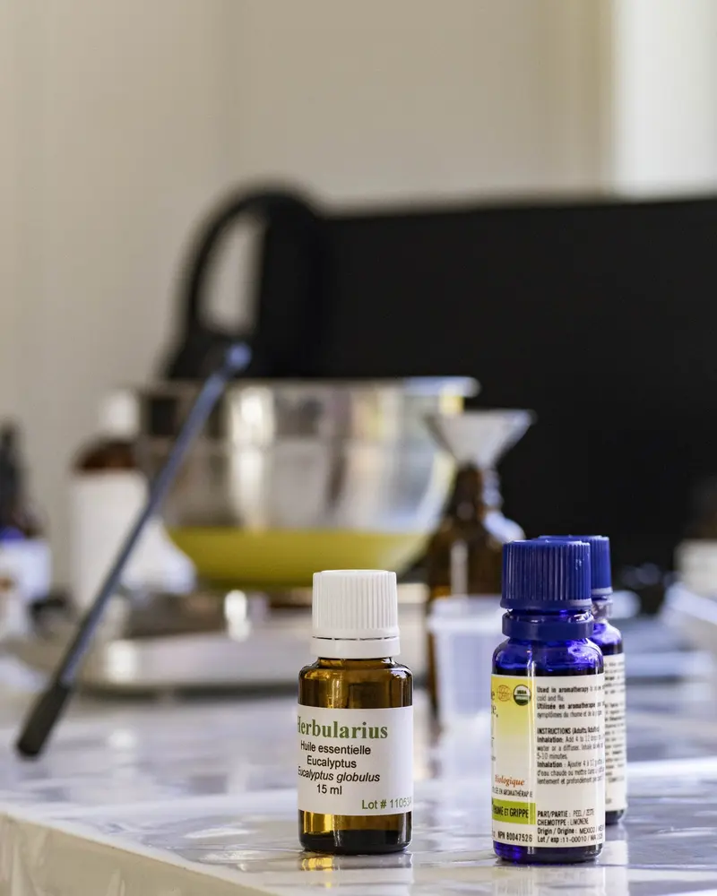 Produits et bol posés sur le comptoir du salon