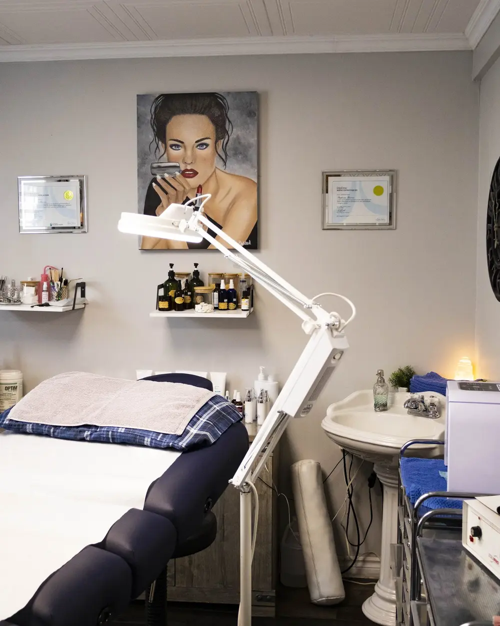 La cabine du salon, avec la table de soin