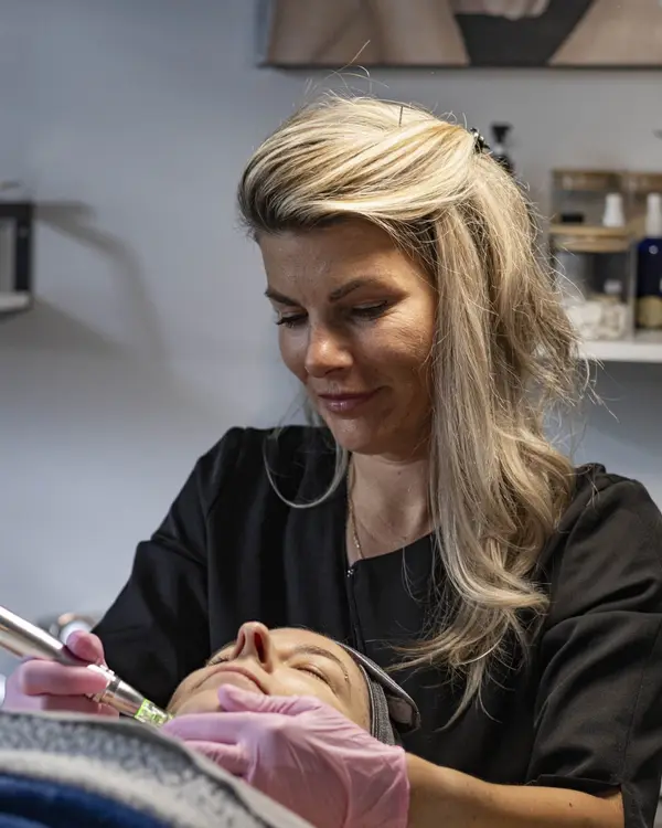 Stéphanie pendant un soin du visage, attentive à sa cliente